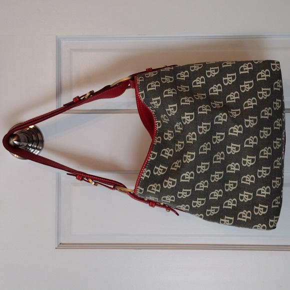 Dooney & Bourke Handbags - Dooney & Bourke INC . Shoulder bag purse.